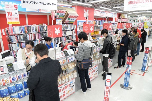 Final Fantasy XV поступила в продажу, японские пользователи выстроились в длинные очереди за игрой