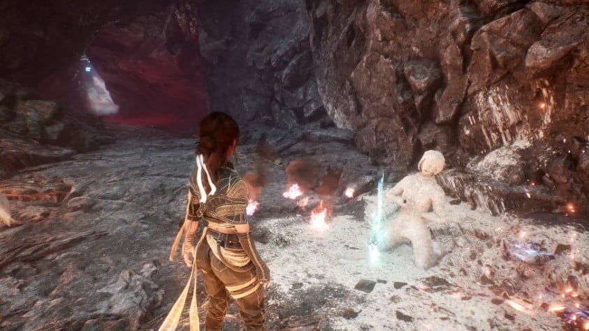 Неподалёку находится дверь особняка.