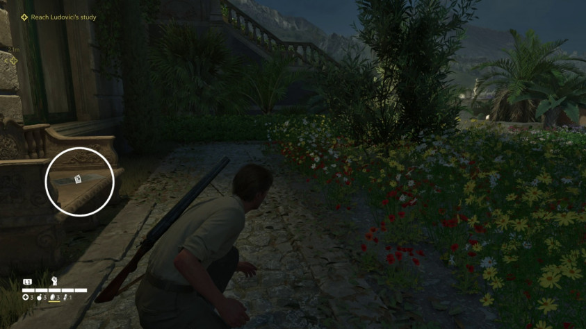 Слева от&amp;nbsp;лестницы есть небольшой сад, где на&amp;nbsp;скамейке лежит газета «Сицилийские парады».