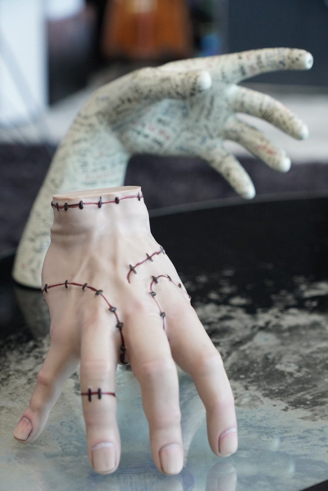 Создатель Death Stranding Хидео Кодзима показал распаковку мерчендайза по сериалу "Уэнсдей"